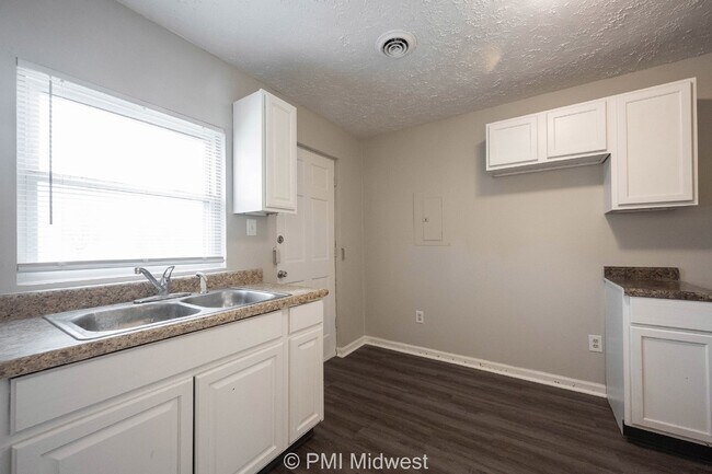 Modern Duplex in Prime Location - Perfect Rental Opportunity in Indianapolis!