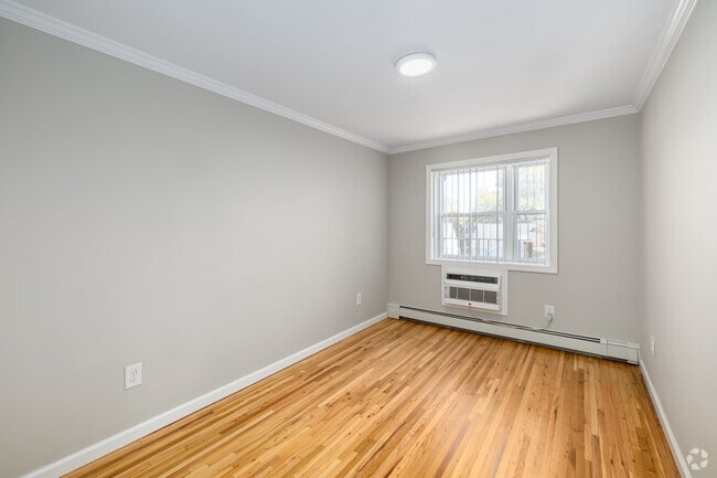 2BR, 2BA - 995SF - Bedroom