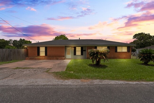 Photo - 815 Rugeley St