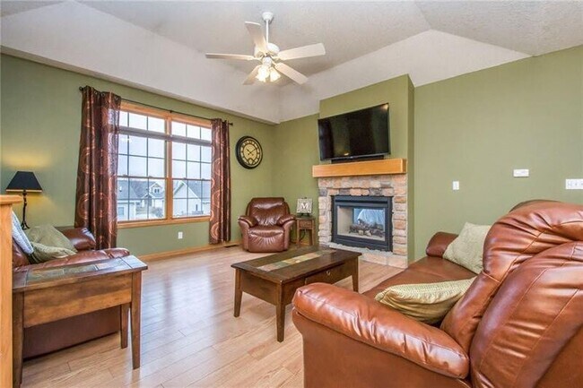 Photo - 523 E 4th St