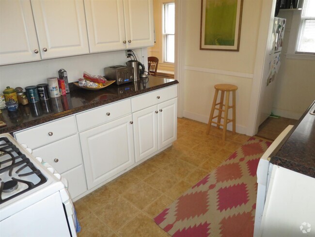 Building Photo - 8 Sanborn Ave Unit 2 Rental