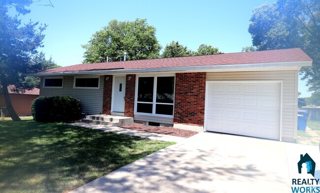 Building Photo - 3 Bedroom Home