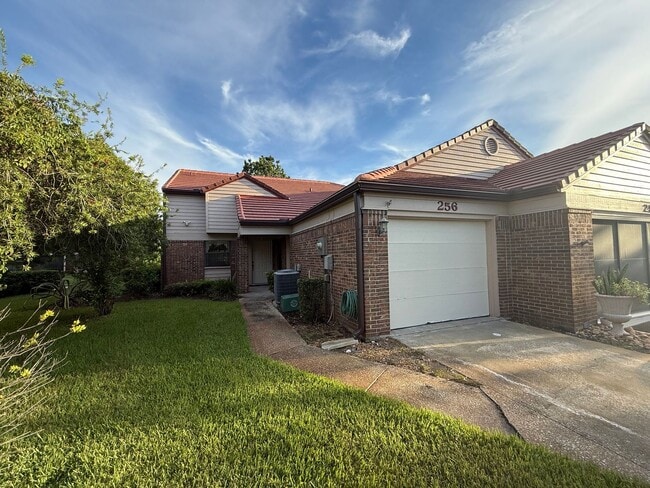 Building Photo - Spacious 2 bedroom, 2 bathroom home