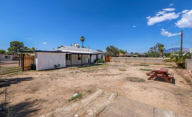 Photo - Spacious 3 Bedroom 2 bath Midtown! House