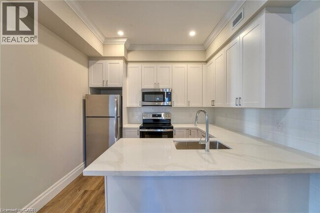 Photo - 100 Charlton Ave W Unité 203