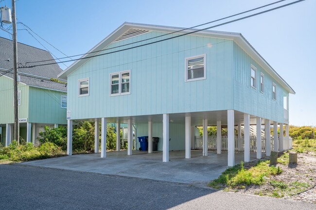 VINTAGE BEACHFRONT COTTAGE PERFECT FOR COZ... - VINTAGE BEACHFRONT COTTAGE PERFECT FOR COZ... House