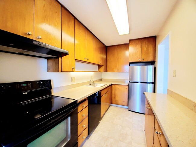 Building Photo - Spacious, sunny Woodlake Condo Unit 304