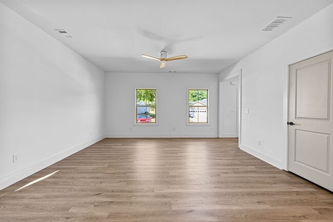 Photo - 3 Bedroom Walkable to Downtown Zebulon. Lawncare included!