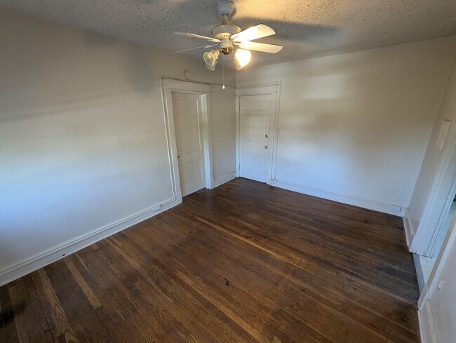 living room - 6604 1st St NW Unidad 2