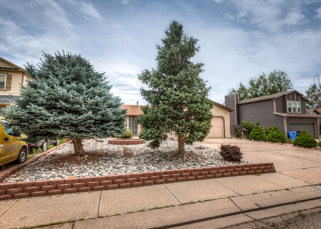 Photo - 838 Daffodil St