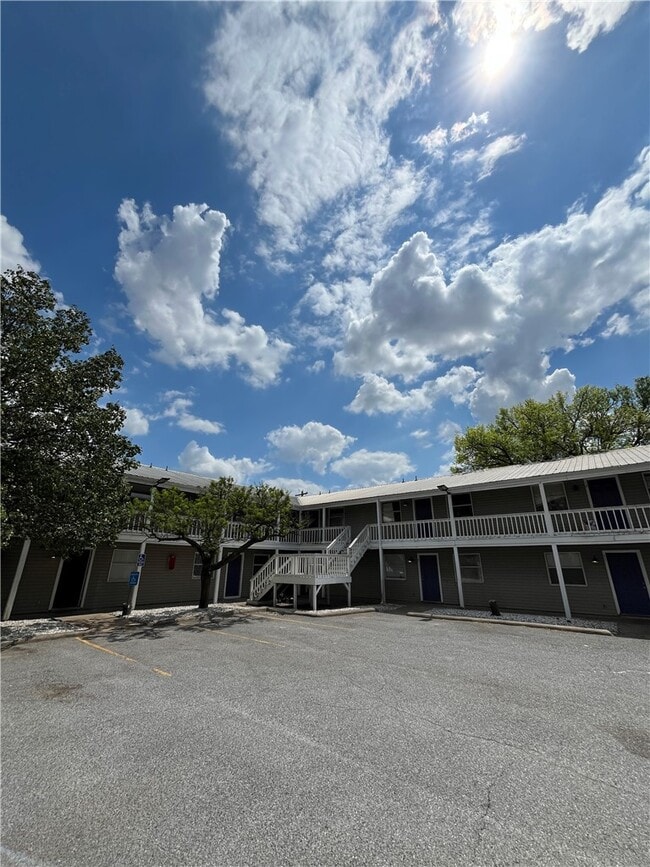 Building Photo - 1701 N Lewis Ave Unit 3