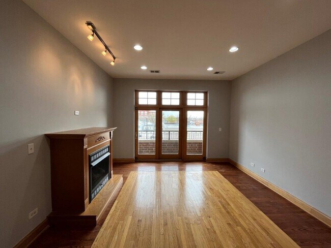 Building Photo - 1918 W Cermak Rd Unit 3F