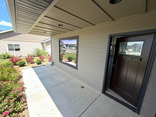 Photo - Single Level 3 Bed / 2 bath Home; Pet Friendly, Fenced back yard, Double car Garage