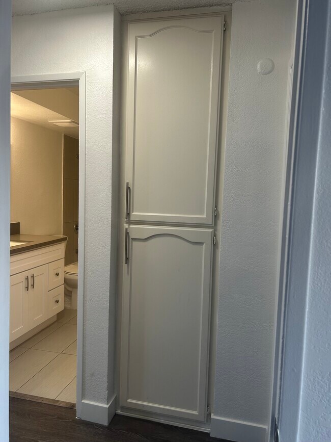 Armarios en el pasillo de 2 habitaciones