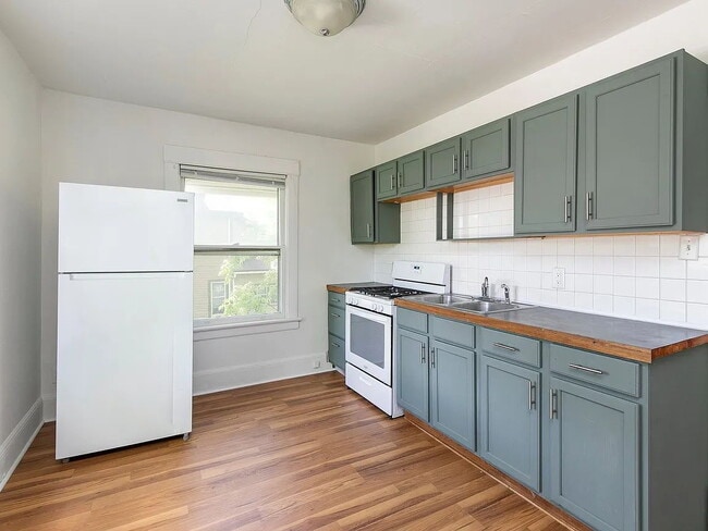 Building Photo - "Charming 2-Bedroom Gem with Ample Space on Cottage Grove Avenue!" Unit 3