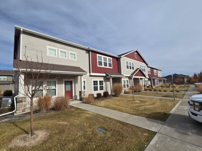 Photo - 3B/3B Townhome NOW AVAILABLE in Windsor! Great Location!