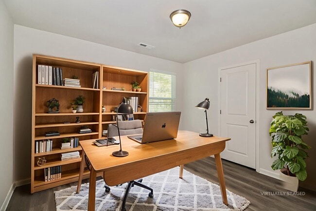 Photo - 668 Savanac St SE