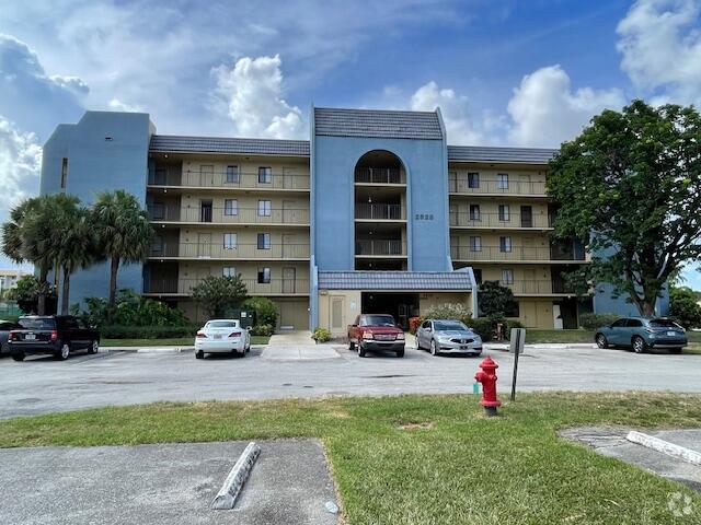 Building Photo - 2828 Tennis Club Dr Unit 503 Rental