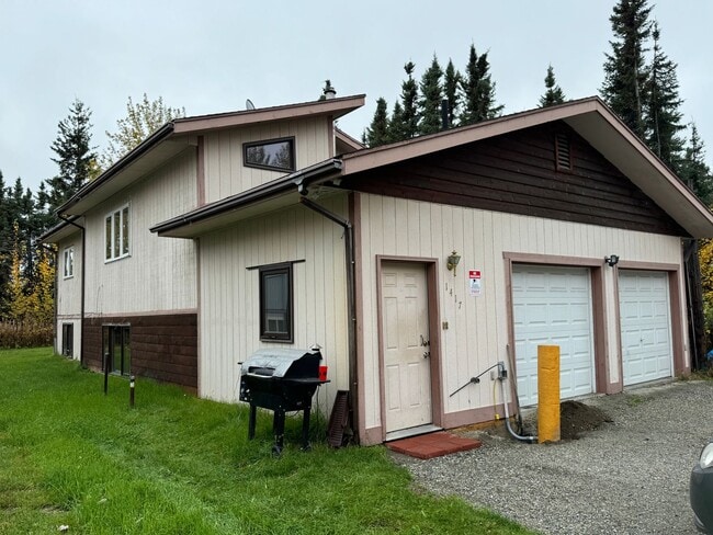 Building Photo - 3 Bedroom 1 -1/2 Bath Lower Apartment with...