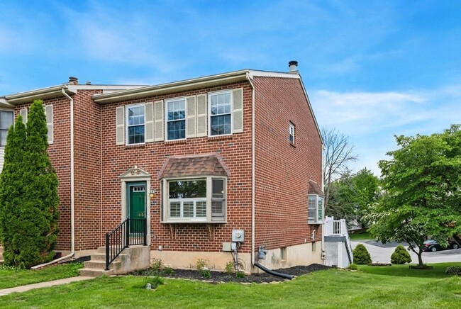 Building Photo - 166 Longford Rd