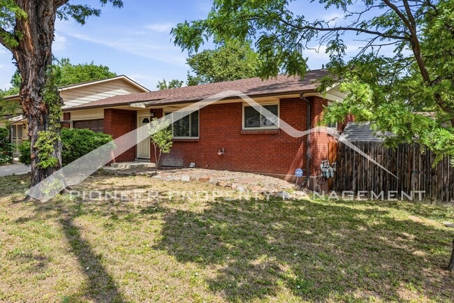 Building Photo - Spacious Duplex with Central AC and Washer/Dryer
