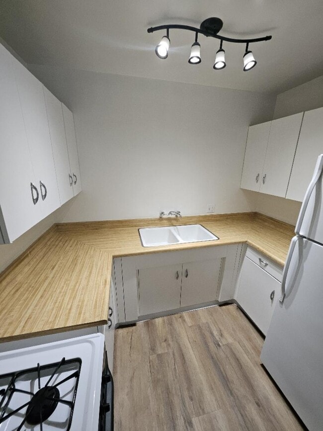 Photo - Holiday Manor