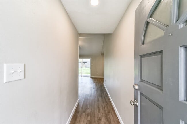 Photo - 504 Avondale Ln