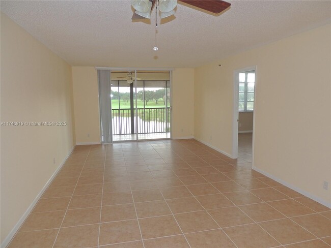 Photo - 3001 W Rolling Hills Cir Unidad 302 Rental