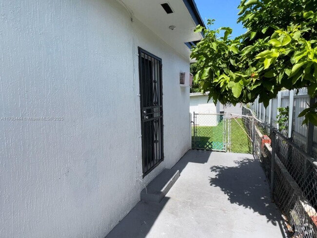Building Photo - 919 NW 23rd Ct Unit Back Rental