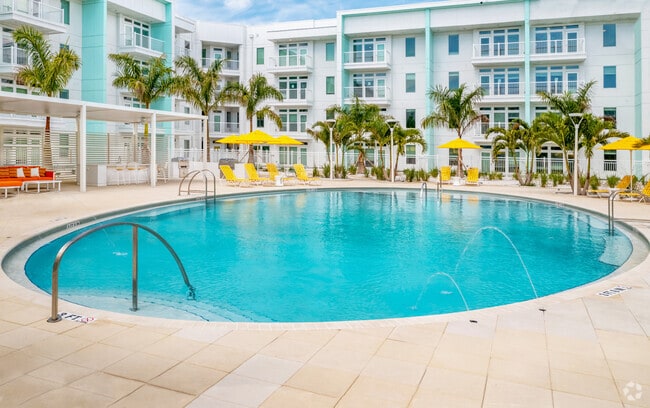 North Courtyard & la piscina