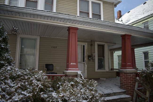 Building Photo - 1309 Middle Ave Unit Up