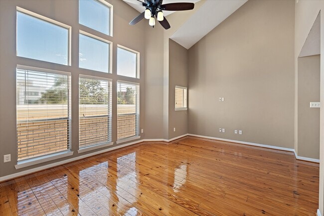 Building Photo - 2922 Crawford St