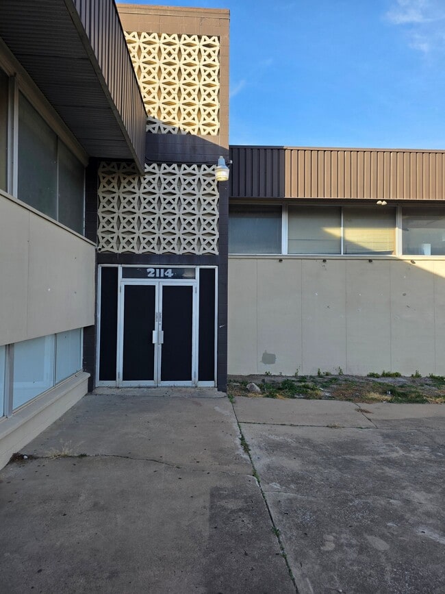 Building Photo - 2120 S Memorial Dr