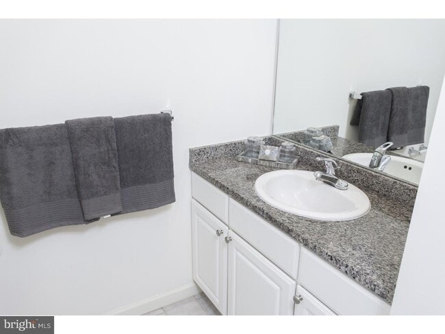 Building Photo - 811 Filbert St Unit 104 Rental