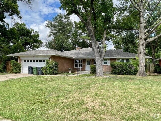 Building Photo - 1205 College Oaks Dr Rental