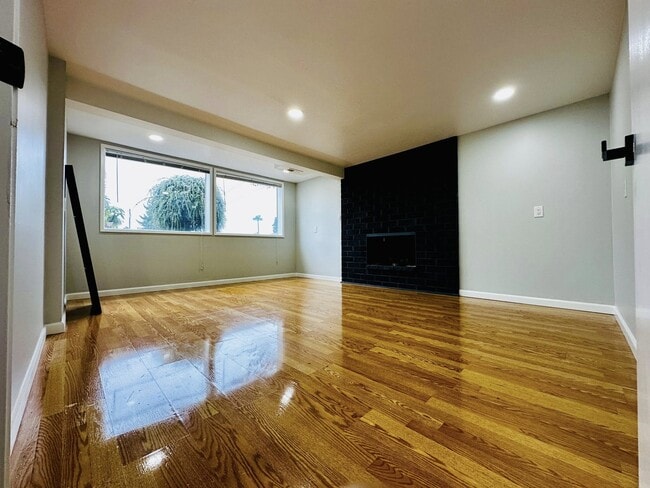 Building Photo - 1056 Olympia Ave NE