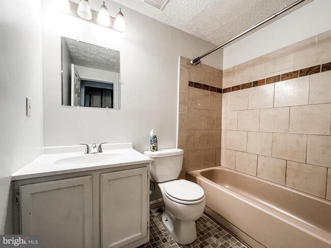 Photo - 811 Calvert Towne Dr