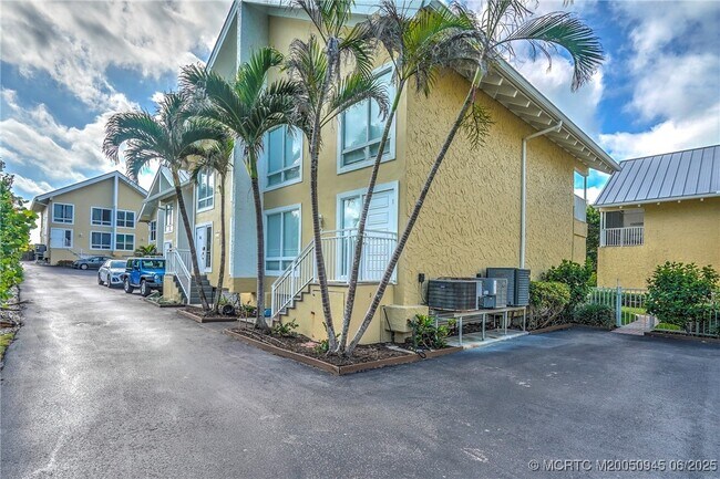 Photo - 245 NE MacArthur Blvd Unit 11