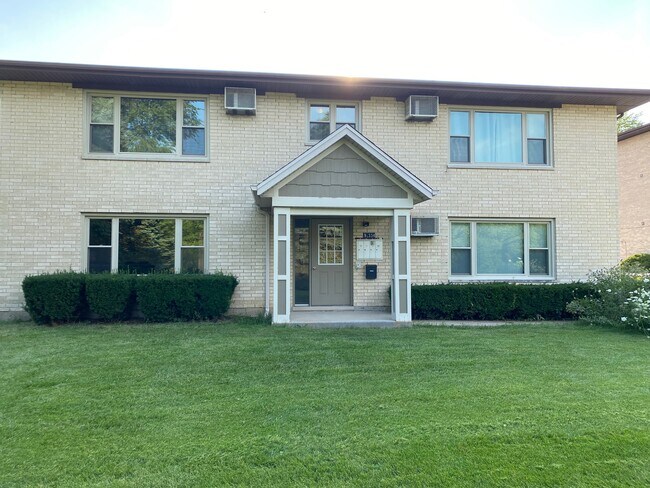 Building Photo - 9S334 Nantucket Dr Unit 1 South Rental
