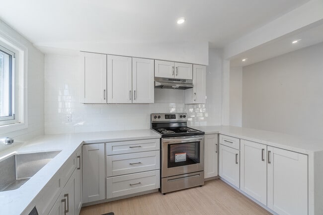 Building Photo - 20 Blackthorne Ave