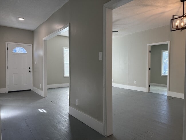 Photo - 728 W 39th St