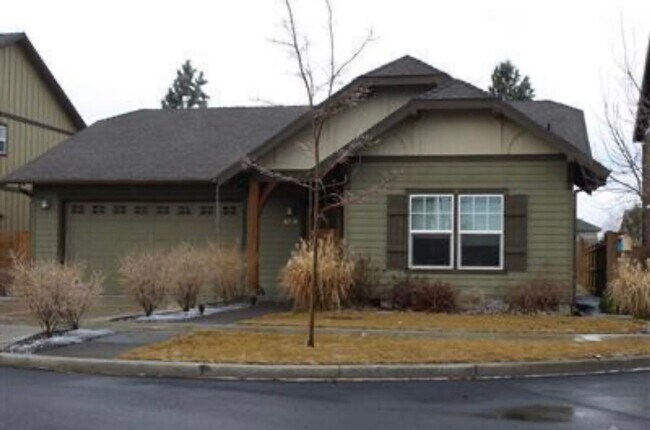 Building Photo - Cozy 3 Bed, 2 Bath Home located on the Eas...