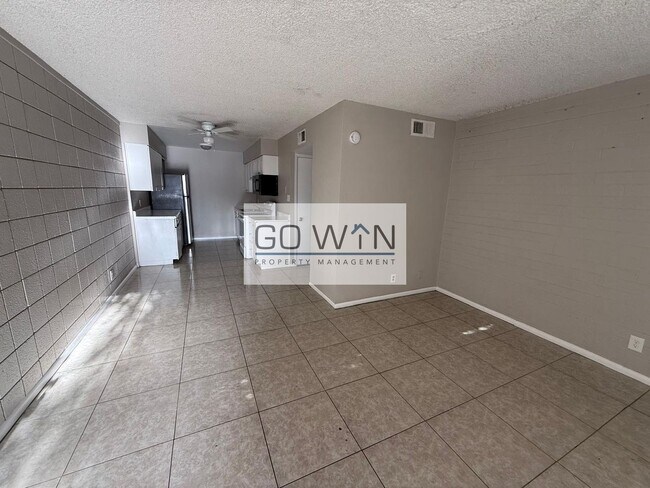 2018 W Cactus Rd Unit B