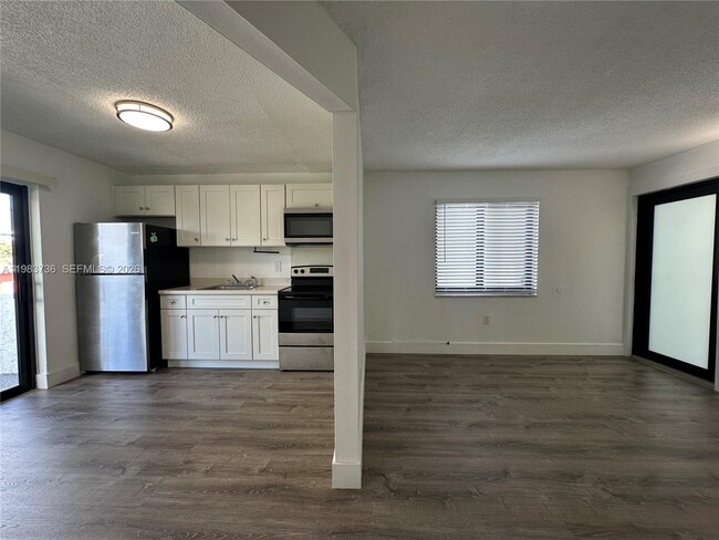 Building Photo - 529 SW 4th St Unit 305