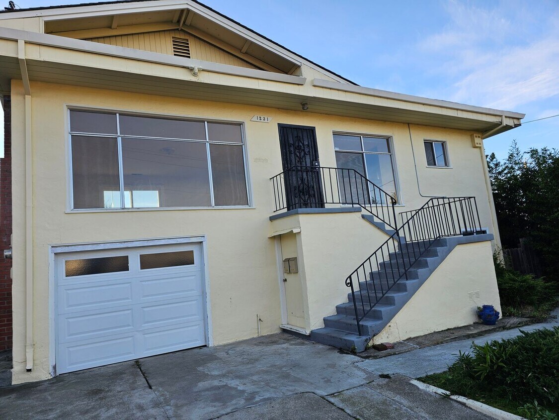 Large 5 bedroom 2 bath Split Level House w... - Large 5 bedroom 2 bath Split Level House w...