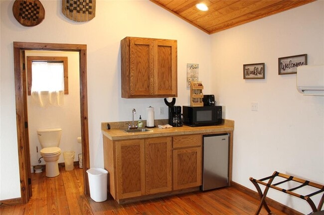 Photo - 961 Buttercup Ln