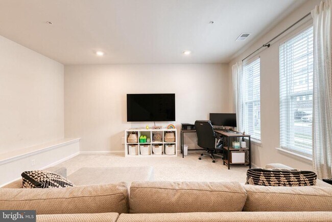 Photo - 2050 Hinshaw Dr