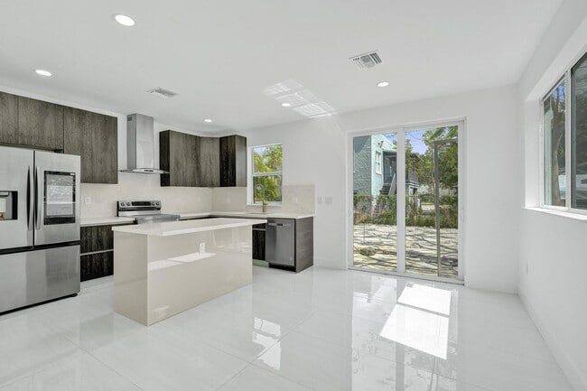 Building Photo - 1213 W Las Olas Blvd