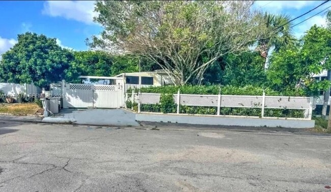 Building Photo - 9165 Highpoint Dr