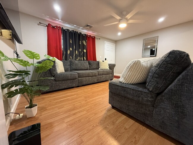 89 Westwood Dr Unit 2-3